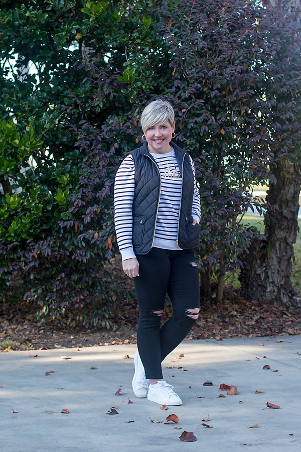 sporty casual weekend outfit with sneakers and quilted vest
