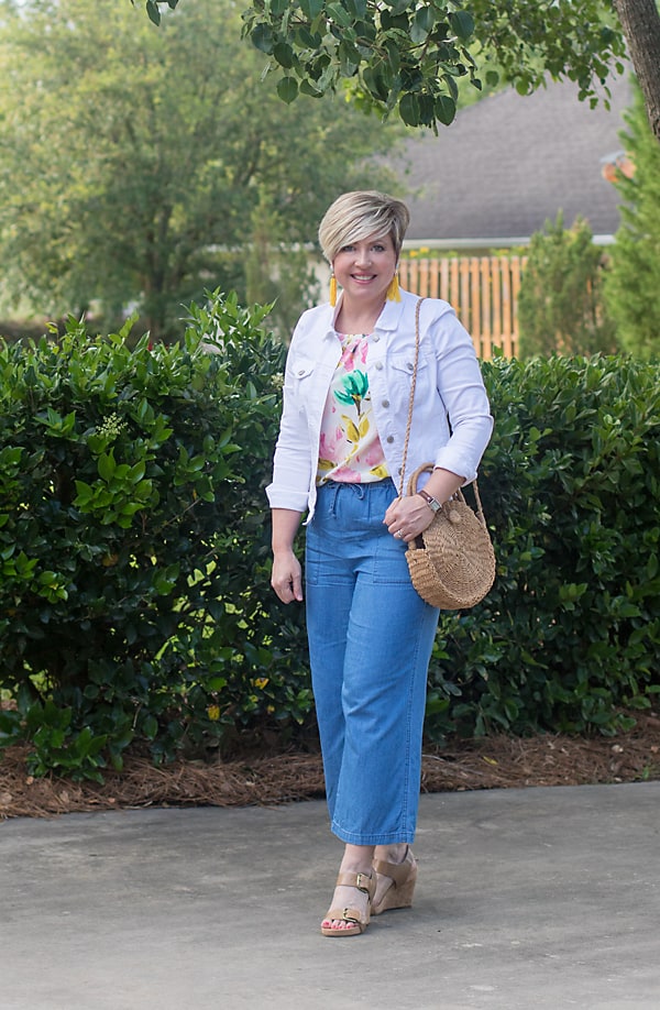 How to Wear a White Denim Jacket over 40: 17 Outfits