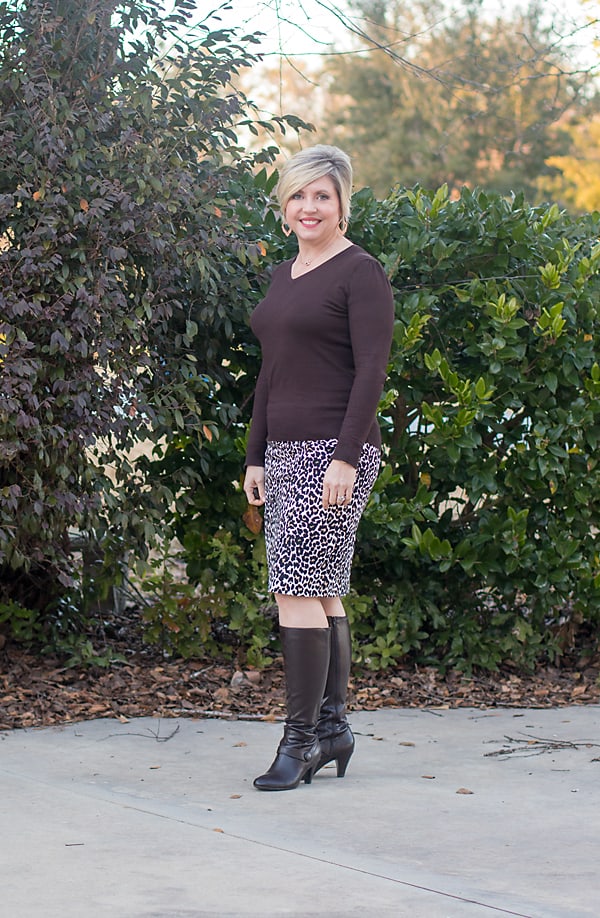 sweater and leopard pencil skirt outfit