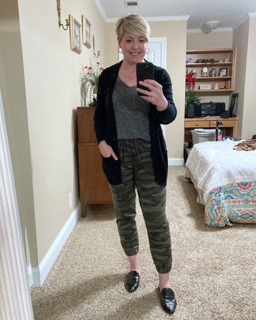 women's camo joggers outfit
