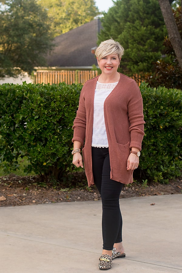 Cute Thanksgiving Outfits- jeggings with cardigan