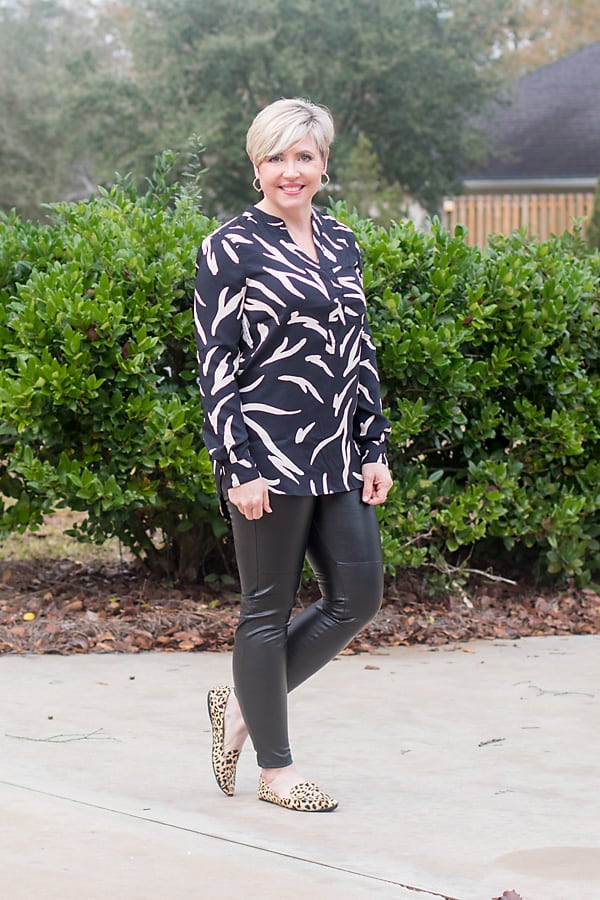 faux leather leggings outfit